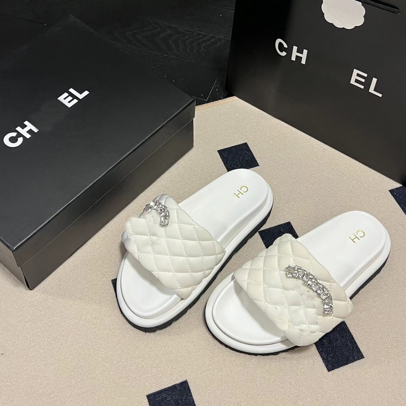 2024 Designer shoes Women's spring new platform slippers Summer beach luxury fashion casual flat shoes women's printed letter flip-flops