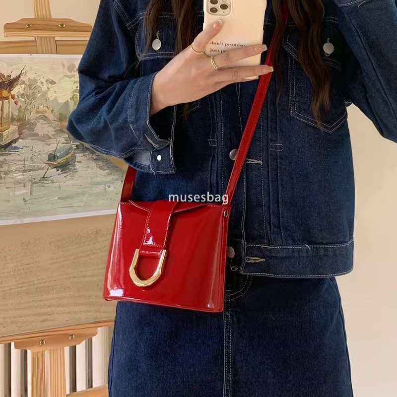 A niche retro patent leather bucket bag for women new fashionable and versatile mobile phone bag horseshoe buckle single shoulder crossbody bag trendy