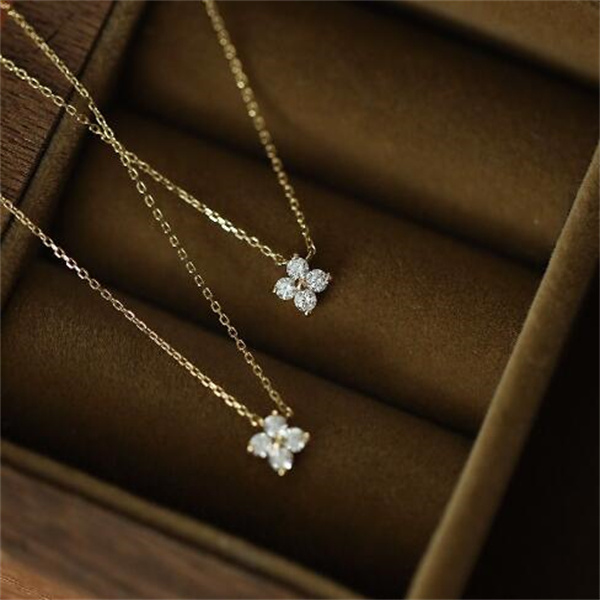 New fashionable and trendy jewelry Moissanite Four-leaf Flower Pendant Niche Light Sterling Sier Chain Necklace for Women Friend Gift