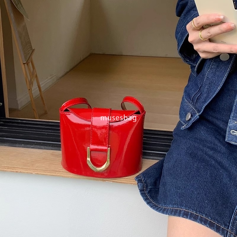 A niche retro patent leather bucket bag for women new fashionable and versatile mobile phone bag horseshoe buckle single shoulder crossbody bag trendy