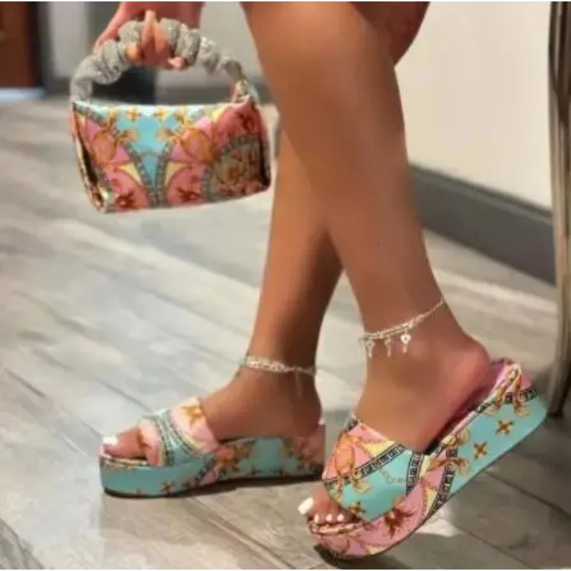 Womens Slotted Silk Satin Thick Sole Slippers Womens Great Ethnic Style Simple Beach Fashion Sandals/Slippers 36-43 240611