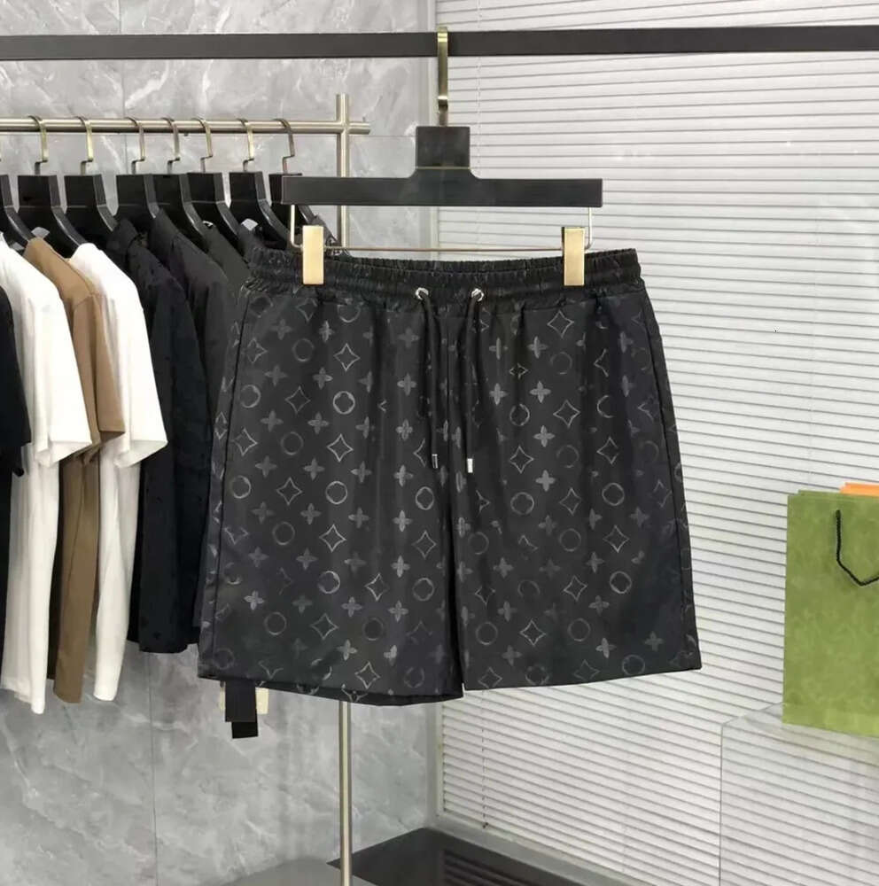 Designers offer a variety of fashionable styles for women men shorts louisely from major brands viutonly vittonly 105ess