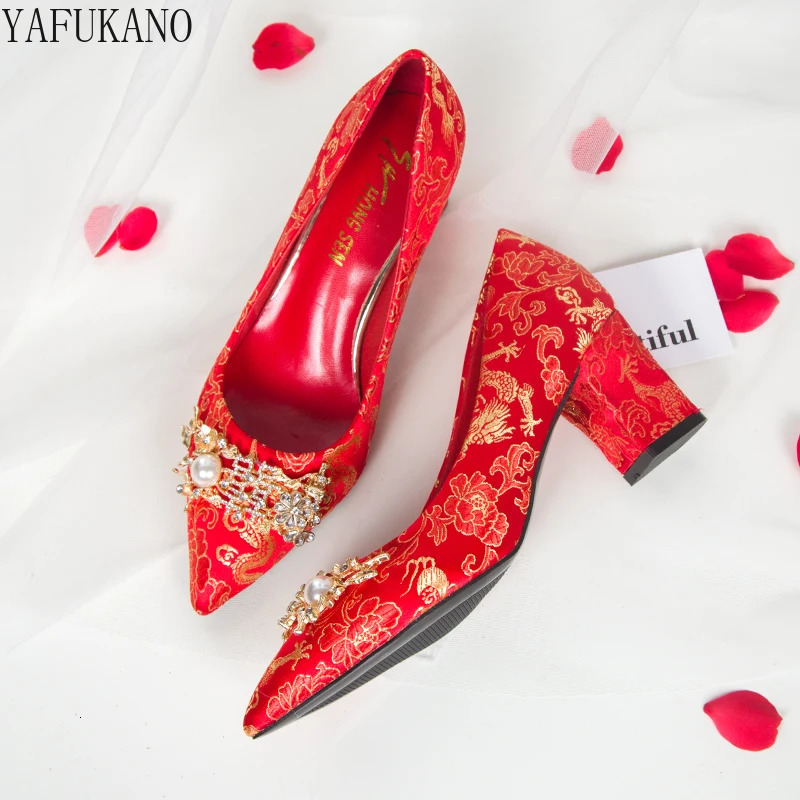 Chinese Wedding Shoes Thick Heel Red Rhinestone Buckle Bridal Shoes Party Dress Single Shoes Bridesmaid High Heels Women Pumps 240612