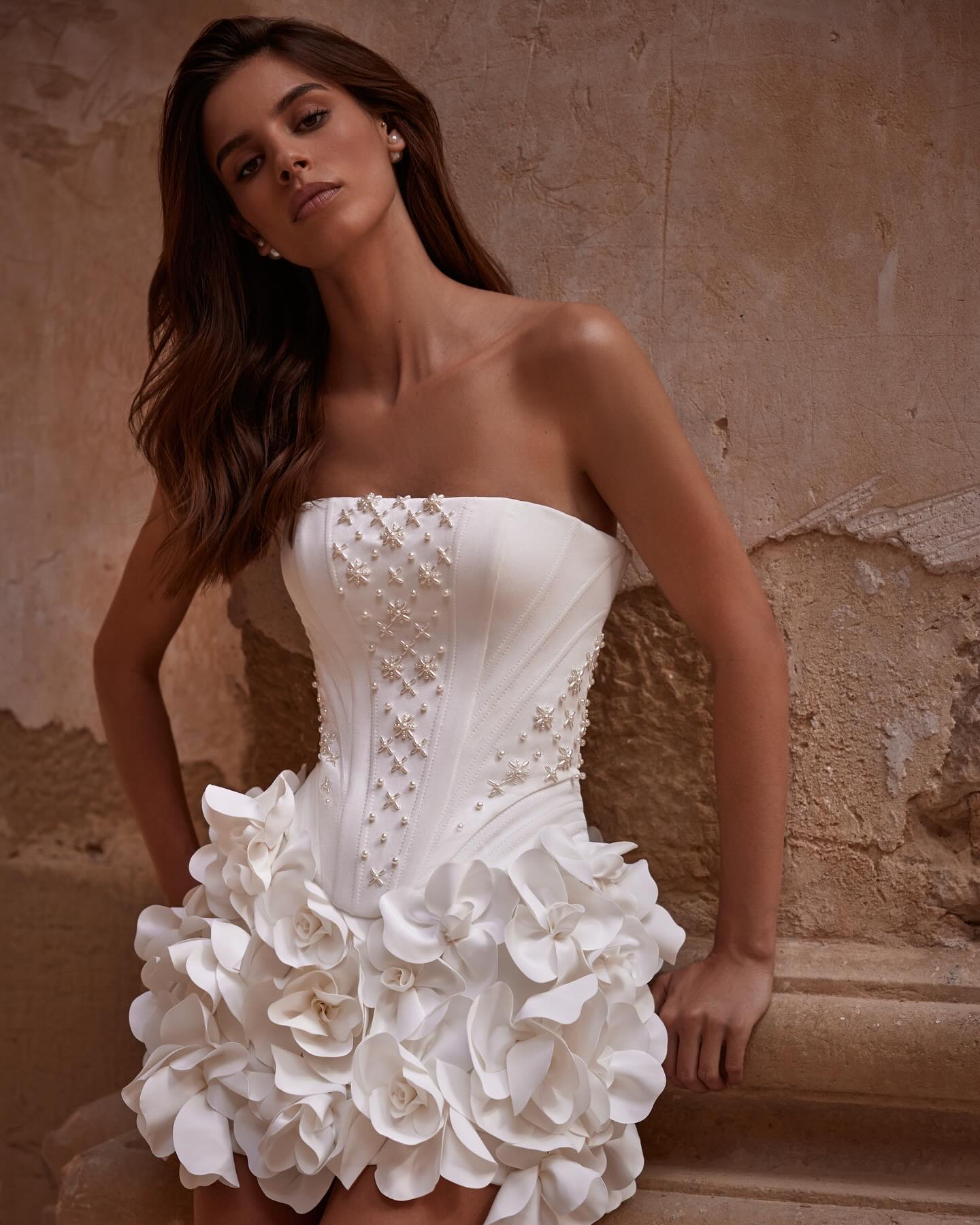 2024 Summer Ivory Sheath Beach Wedding Dress Florals Beaded Short Mini Satin Sexy Bridal Gowns Dresses ZJ503