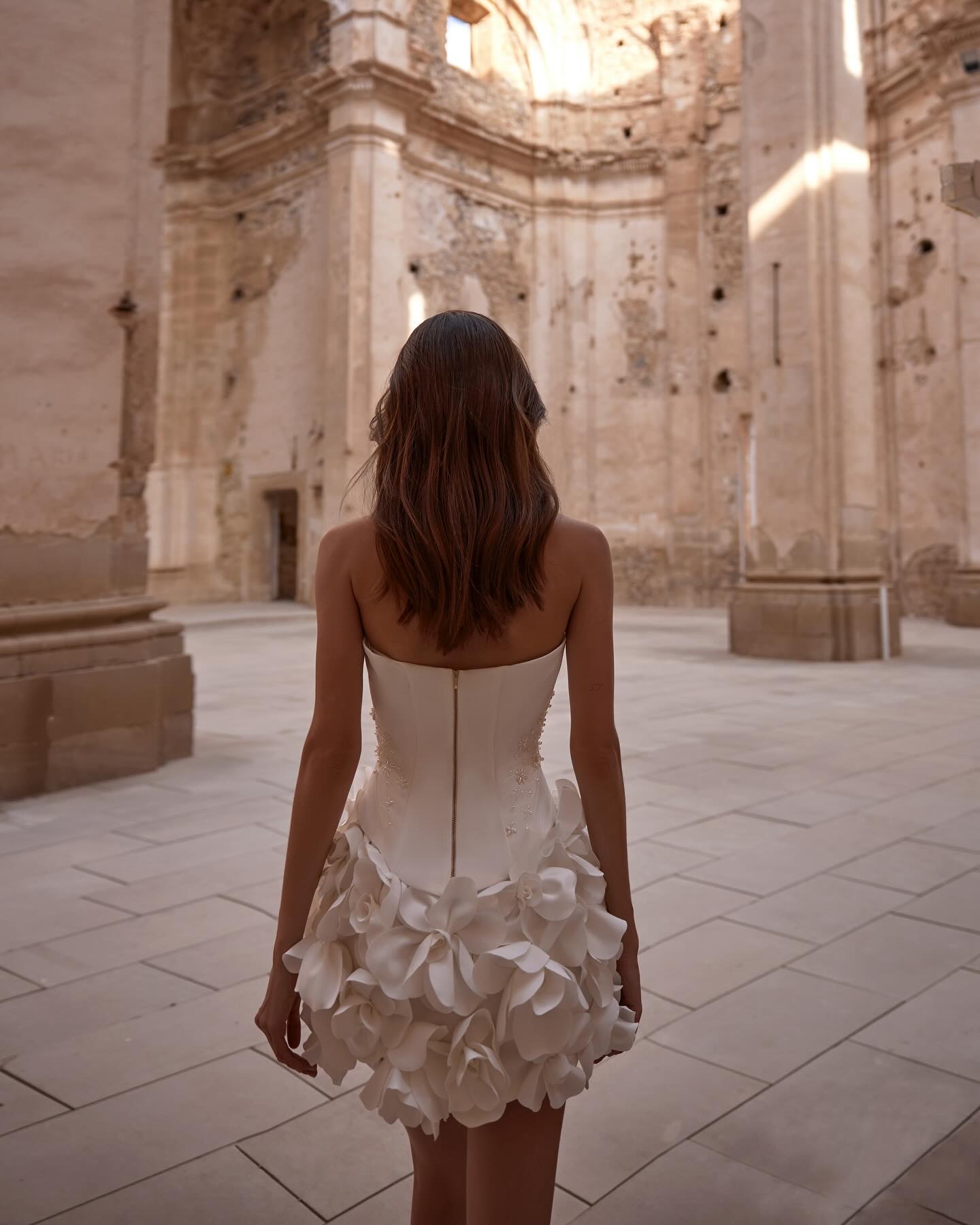 2024 Summer Ivory Sheath Beach Wedding Dress Florals Beaded Short Mini Satin Sexy Bridal Gowns Dresses ZJ503