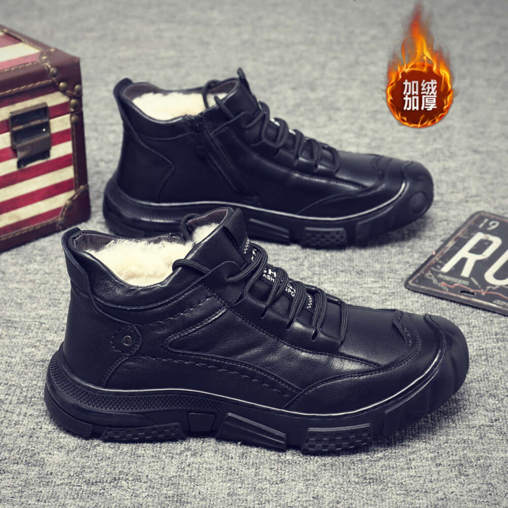 230 High top leather men's and cotton shoes at a discount store