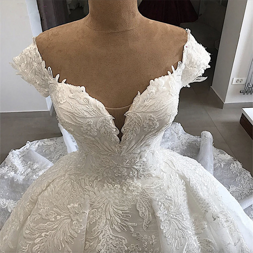 New Arrivals Sweetheart Neck Short Sleeve Beaded Sequins Appliques Lace Princess Ball Gown Wedding Dress With Chapel Train
