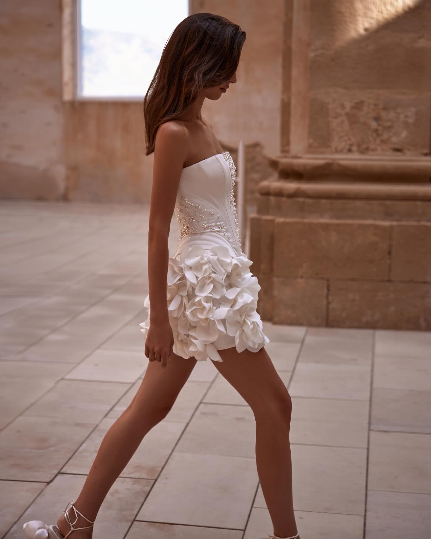 2024 Summer Ivory Sheath Beach Wedding Dress Florals Beaded Short Mini Satin Sexy Bridal Gowns Dresses ZJ503