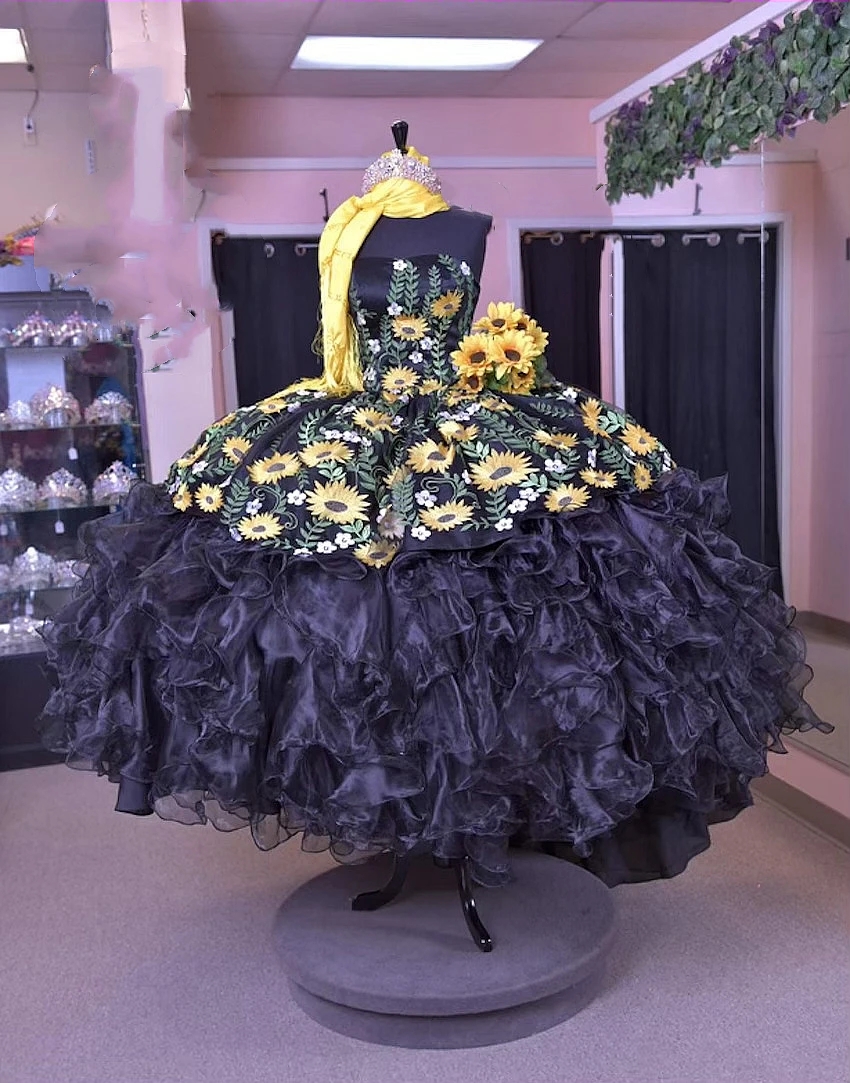 Charro Quinceanera Dresses Black Strapless Sleeveless Puffy Party Prom Ball Gown Sun wers Embroidery Tiered Organza Vestidos