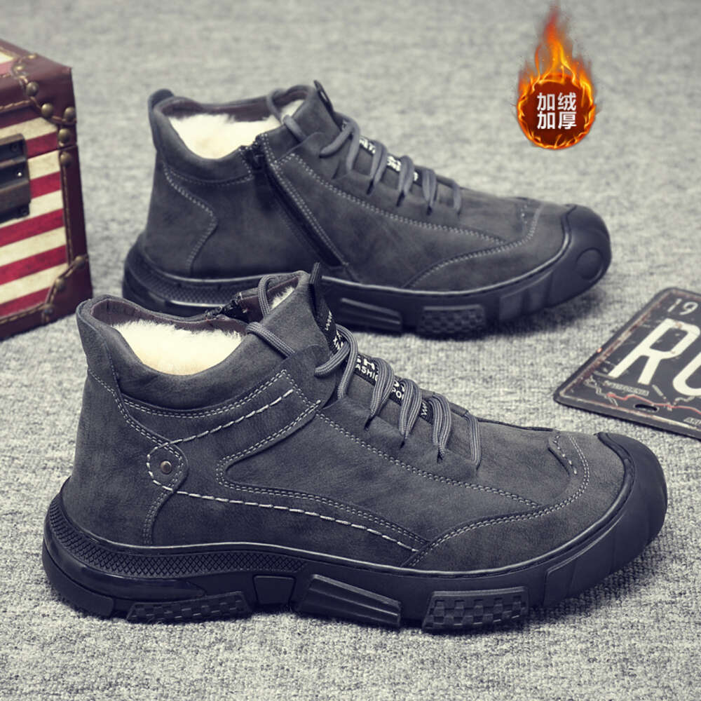 230 High top leather men's and cotton shoes at a discount store