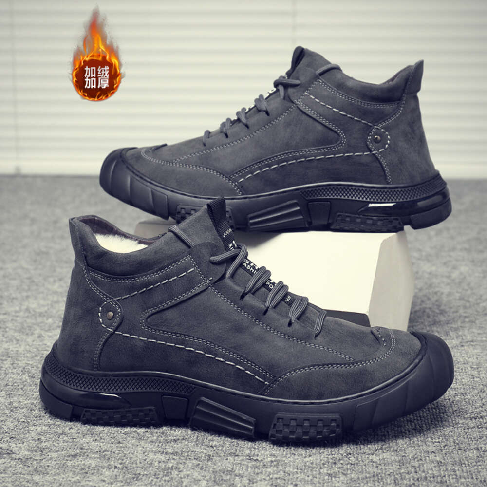 230 High top leather men's and cotton shoes at a discount store