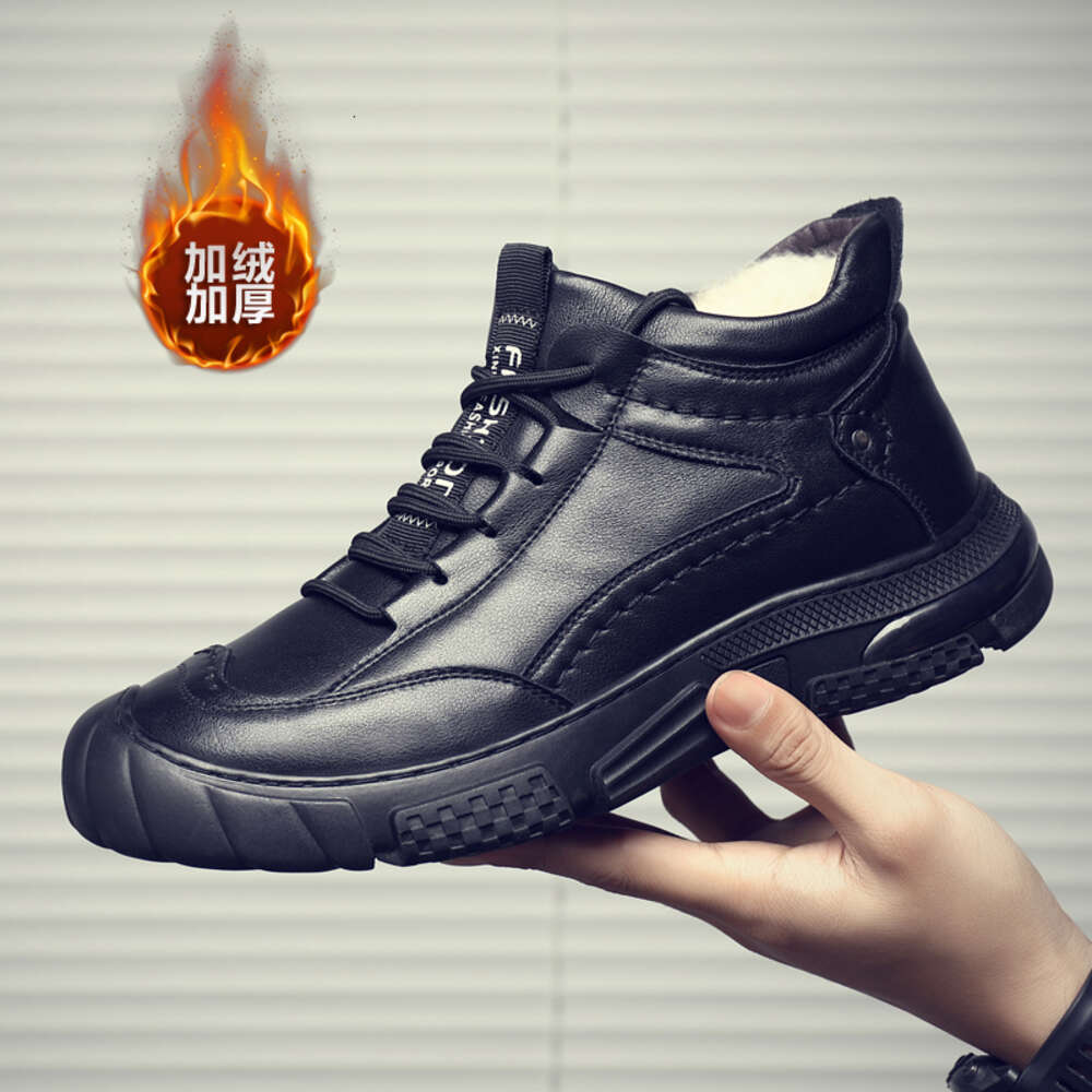 230 High top leather men's and cotton shoes at a discount store