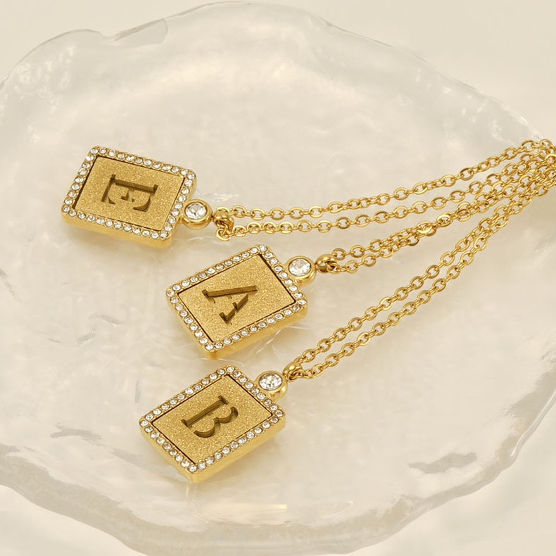 18K Gold English Letter Necklace Charm Designer Jewelry Alphabet Initial Cubic Zircon Diamond Pendant Necklaces Stainless Steel Gold Chain for Woman G