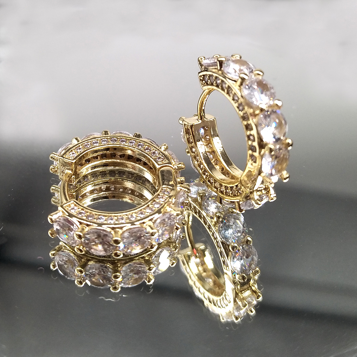 Wolf Tide Personalized 18K Gold Plated hUGGIE Hoop Earrings Blingbling Cubic Zirconia Full Diamond Mens Womens Hip Hop Iced Out CZ Stone Jewelry Bijou