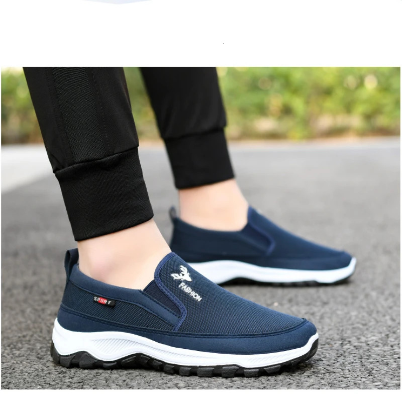 Mens casual sports shoes 2024 spring lightweight mens tennis shoes mens sports shoes soft mesh casual shoes outdoor anti slip shoes 240612