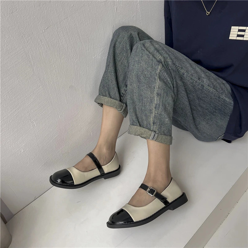 Womens shoes in 2024 spring summer clothes black and white small perfume light wind small mouth small flat 240614