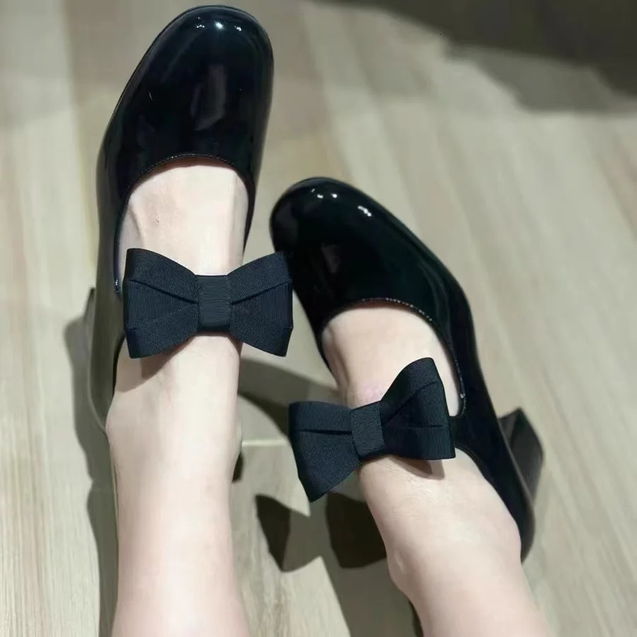 2024 Spring patent leather black high-heeled shoes thick high-heeled shoes fairy bow small perfume single shoes Mary Jane shoes 240614
