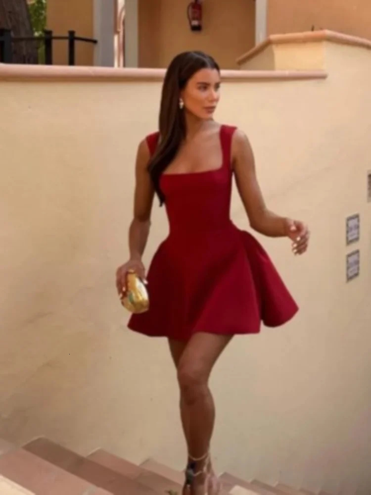 Wine red pleated square neck mini dress for womens sexy off the shoulder high waisted banquet dress for womens party dress 240531