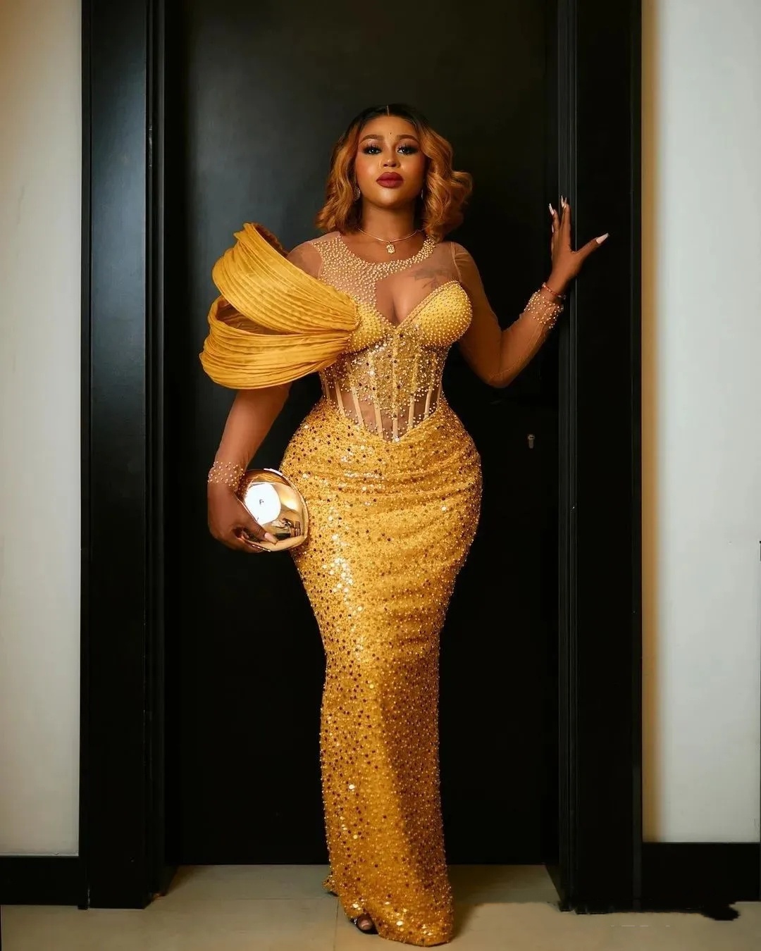 2024 Aso Ebi Gold Prom Dresses For Special Ocns Sheer Neck Illusion Long Sleeves Beaded Sequined Lace Pearls Birthday Dress Second Reception Gowns 070