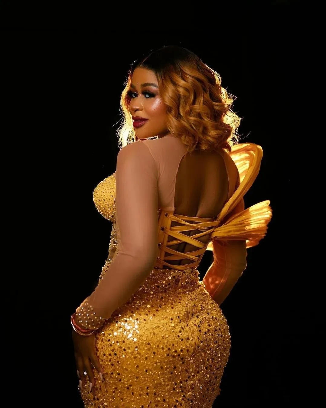 2024 Aso Ebi Gold Prom Dresses For Special Ocns Sheer Neck Illusion Long Sleeves Beaded Sequined Lace Pearls Birthday Dress Second Reception Gowns 070
