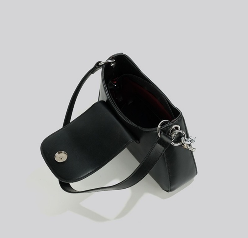 The latest trendy chain bag for women trendy and niche design versatile underarm bag high-end butterfly shoulder bag portable and crossbody bag for ou