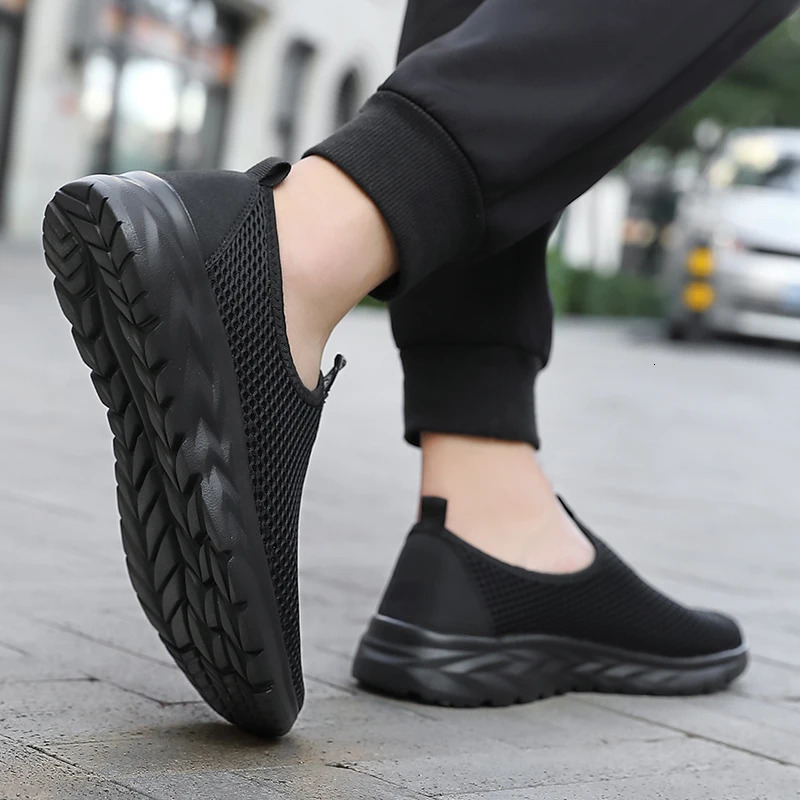 Sports shoes for mens casual tennis shoes breathable and fashionable sports hiking shoes summer lightweight running shoes 39- 240612