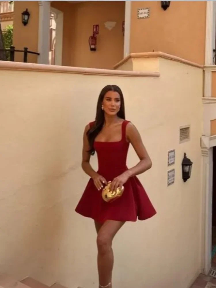 Wine red pleated square neck mini dress for womens sexy off the shoulder high waisted banquet dress for womens party dress 240531