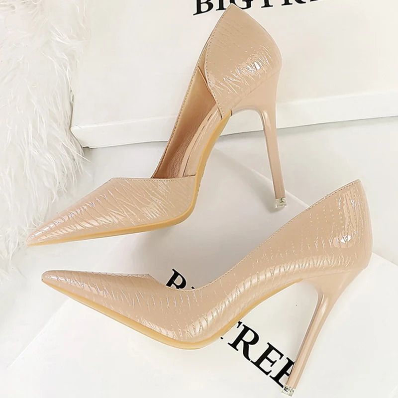 Womens 11cm high heels slim high heels pump toes wine red nude high heels womens side hollow patent leather wedding dress shoes 240612