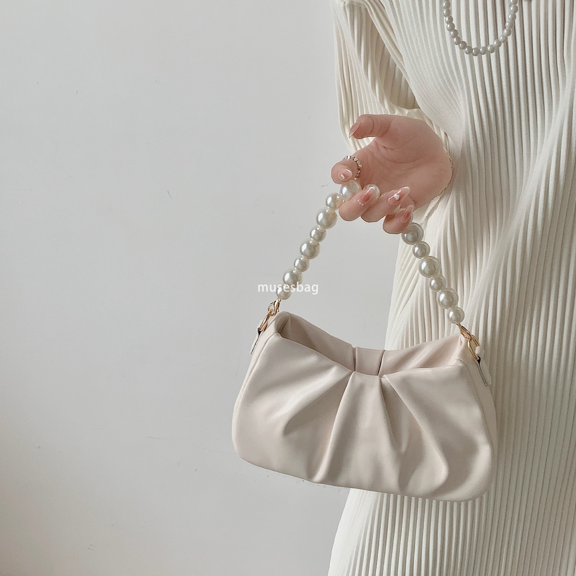New high-end soft leather handbag with niche design, cloud bag for commuting, portable, single shoulder chain pleated bag, high-end crossbody underarm