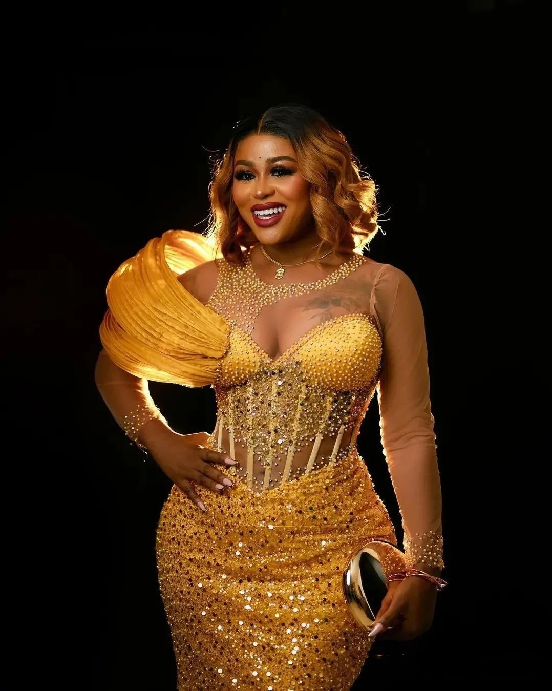 2024 Aso Ebi Gold Prom Dresses For Special Ocns Sheer Neck Illusion Long Sleeves Beaded Sequined Lace Pearls Birthday Dress Second Reception Gowns 070