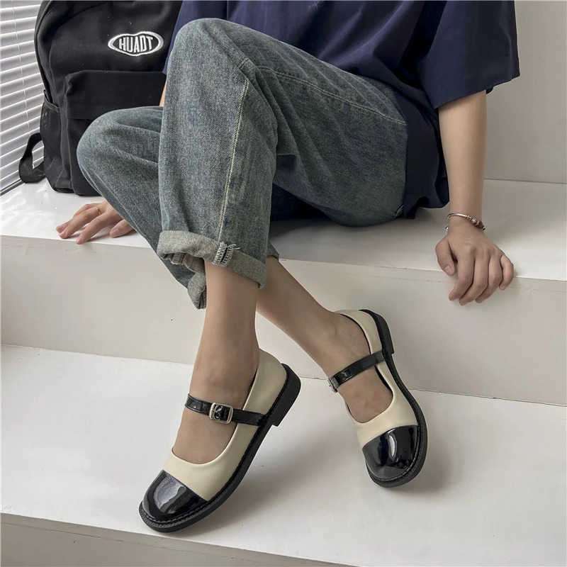 Womens shoes in 2024 spring summer clothes black and white small perfume light wind small mouth small flat 240614