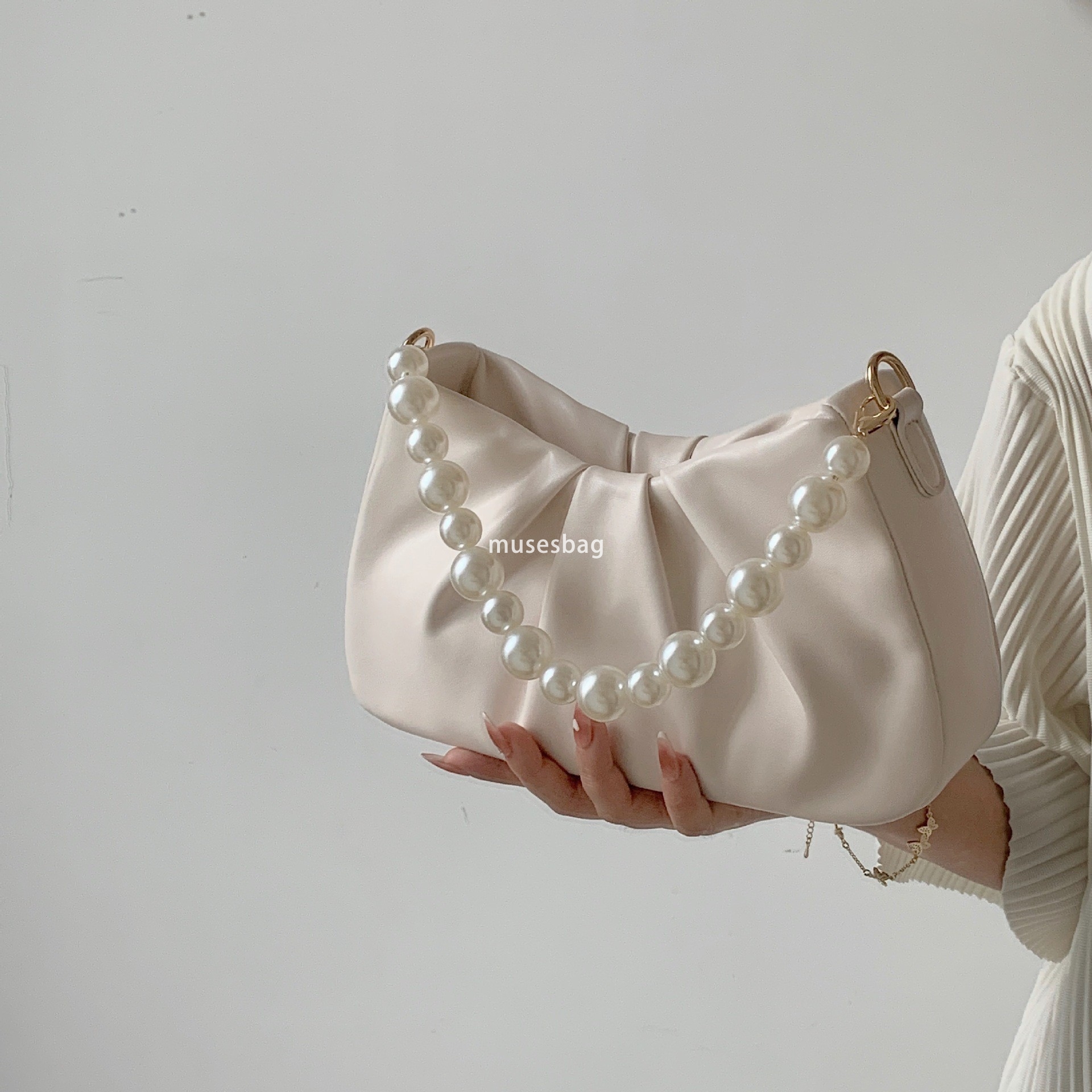 New high-end soft leather handbag with niche design, cloud bag for commuting, portable, single shoulder chain pleated bag, high-end crossbody underarm
