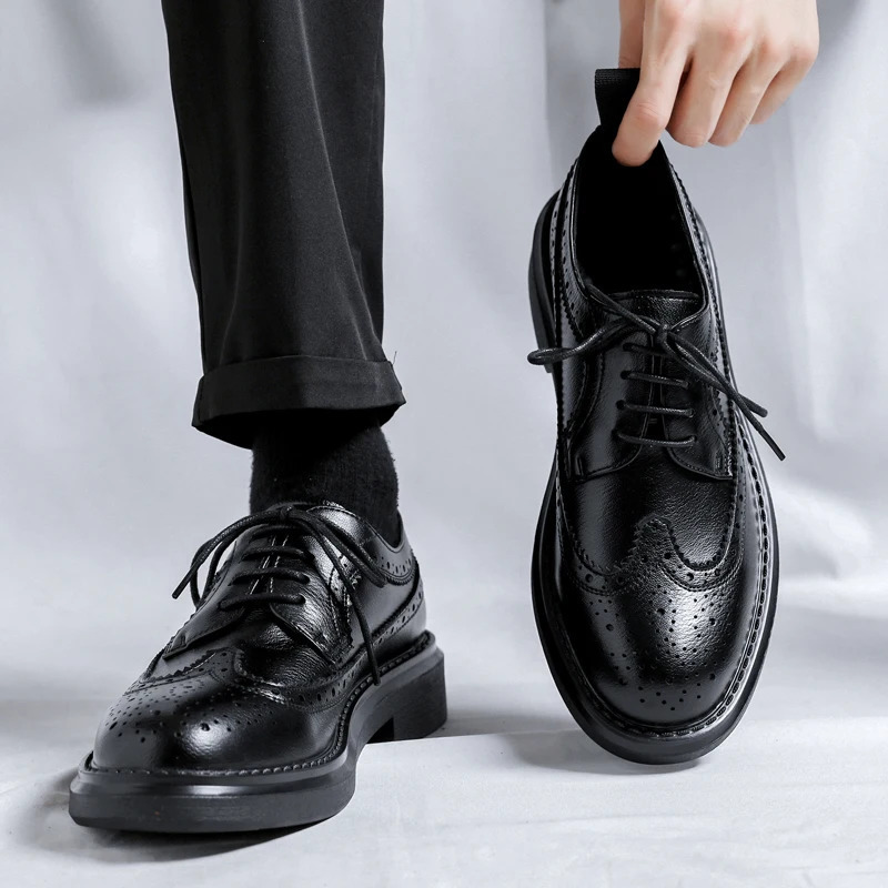 New Trending Brogues Classic Men Dress Shoes Men Oxfords Patent Leather Shoes Lace Up Formal Black Leather Wedding Party Shoes 240614