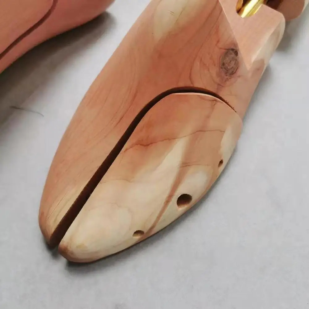 Cedar wood shoe stand durable throughout the shoe solid wood adjustable leather shoe care wrinkle and deformation resistant 240615