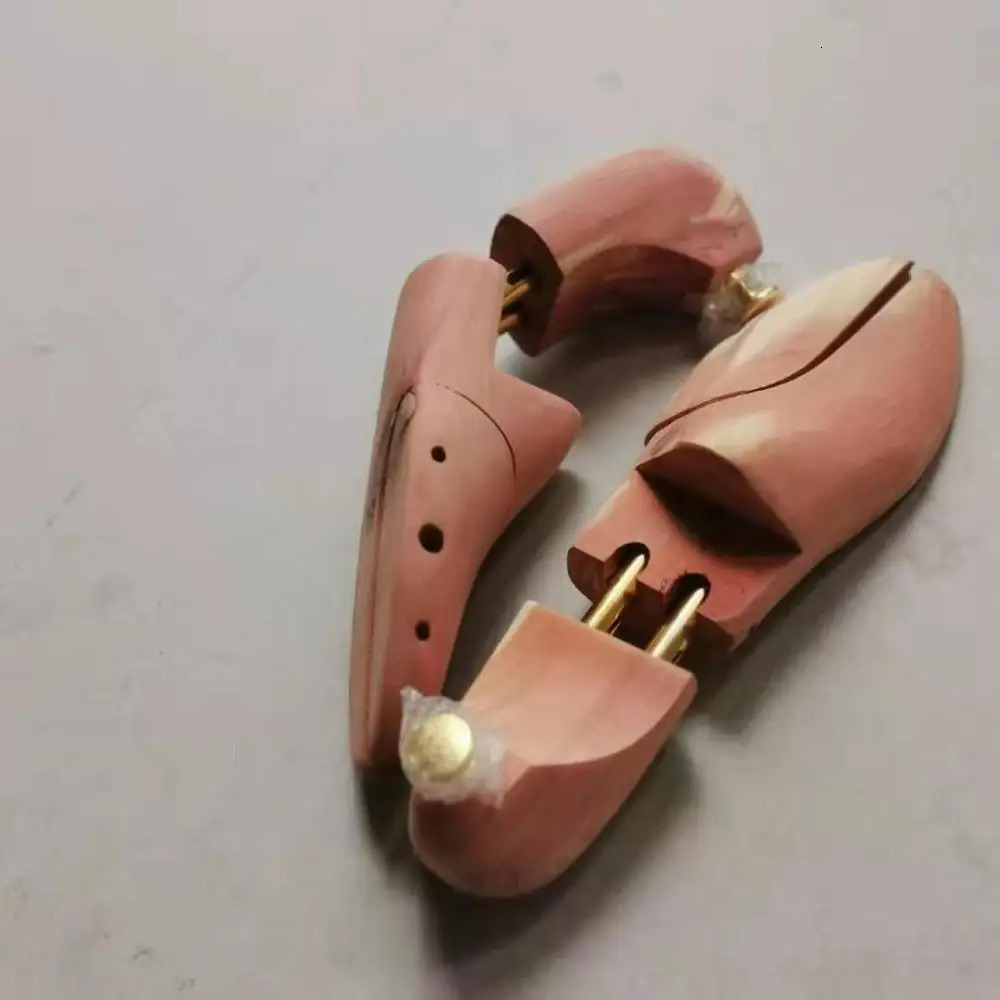 Cedar wood shoe stand durable throughout the shoe solid wood adjustable leather shoe care wrinkle and deformation resistant 240615