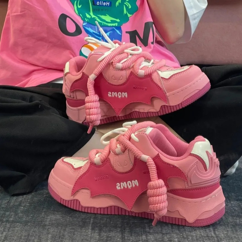 Thick soled circular toe low cut graffiti skateboard shoes with university style mesh breathable and comfortable sports shoes 240614