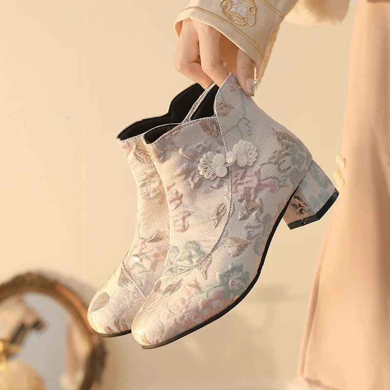 Chinese Ancient Embroidery Hanfu Womens Shoes Retro Embroidery Qipao Dress Boots Asian Traditional Womens Shoes 240614