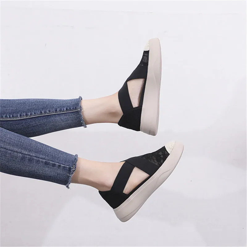Vulcanized womens sports shoes sandals fashionable womens sandals summer womens casual jelly shoes sandals hollow mesh flat 240614