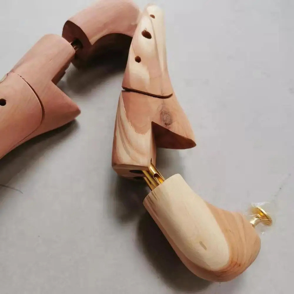 Cedar wood shoe stand durable throughout the shoe solid wood adjustable leather shoe care wrinkle and deformation resistant 240615