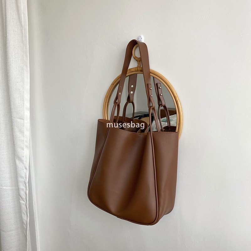 Large capacity fresh and sweet magnetic buckle bag for women new fashion retro work commuting tote bag niche one shoulder underarm bag versatile