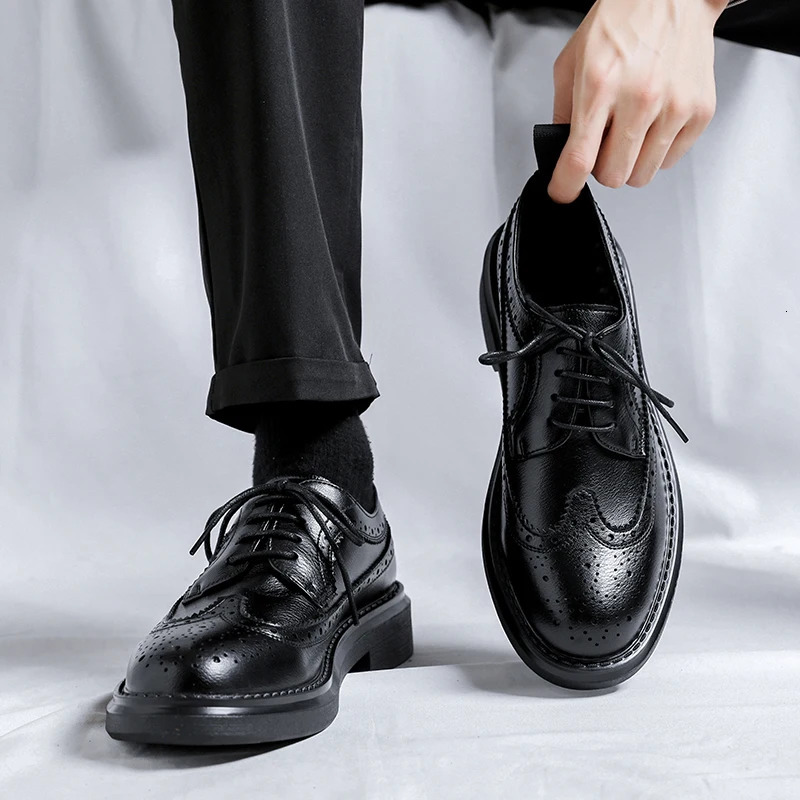 New Trending Brogues Classic Men Dress Shoes Men Oxfords Patent Leather Shoes Lace Up Formal Black Leather Wedding Party Shoes 240614