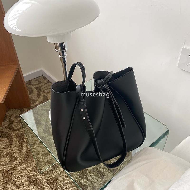 Large capacity fresh and sweet magnetic buckle bag for women new fashion retro work commuting tote bag niche one shoulder underarm bag versatile