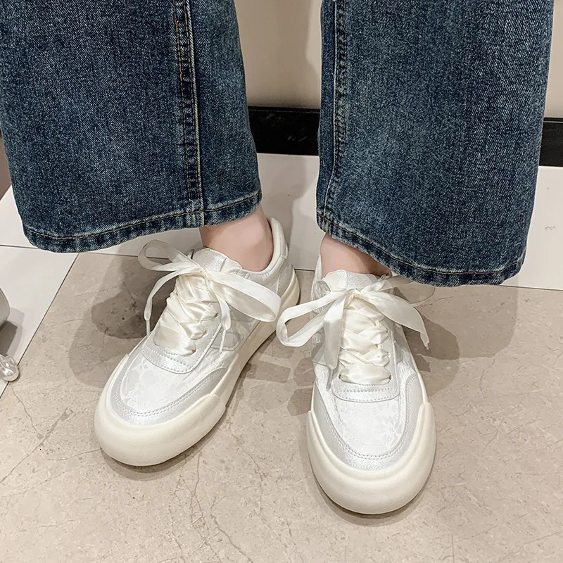 Womens casual sports shoes retro with added thick soles German training shoes Womens comfortable and lightweight soft soled board shoes 240614