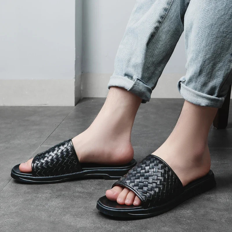 Hand sewn mens sandals 2024 summer fashion semi trailer beach leather slippers breathable mens outdoor flip sandals 240615