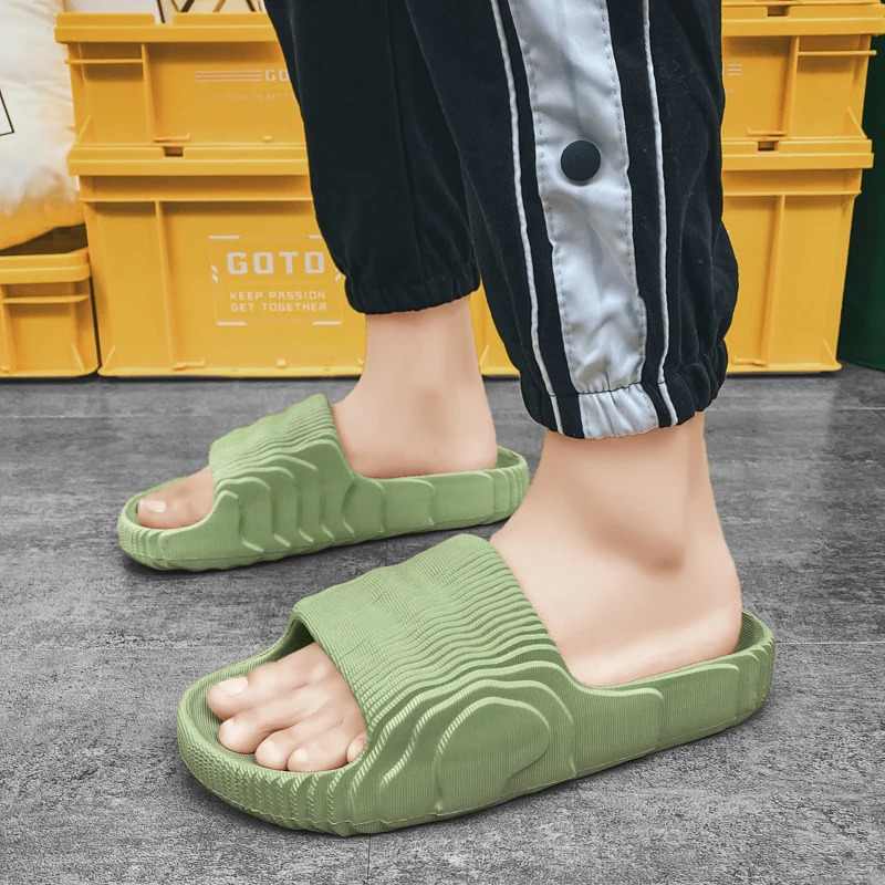 Mens Summer Slippers Fashion Mens Outdoor Shoes Anti slip Platform Home Slippers Beach Flip Mens Shoes 240615