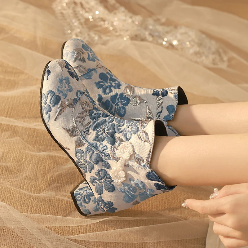 Chinese Ancient Embroidery Hanfu Womens Shoes Retro Embroidery Qipao Dress Boots Asian Traditional Womens Shoes 240614
