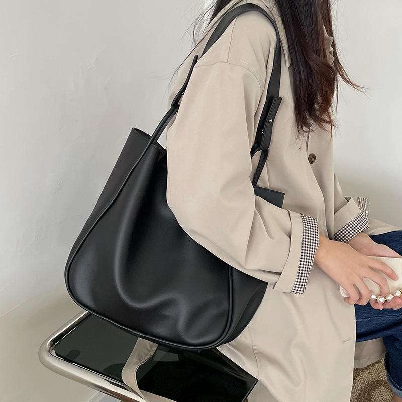 Large capacity fresh and sweet magnetic buckle bag for women new fashion retro work commuting tote bag niche one shoulder underarm bag versatile