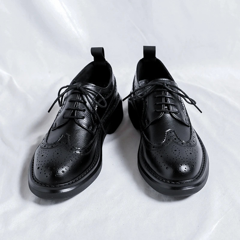 New Trending Brogues Classic Men Dress Shoes Men Oxfords Patent Leather Shoes Lace Up Formal Black Leather Wedding Party Shoes 240614