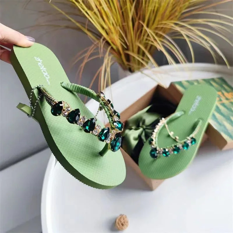 Womens Slippers 2024 Summer Comfortable Beach Anti slip Soft Sole Casual Flip Top Womens Water Diamond Chain Shoes 240615