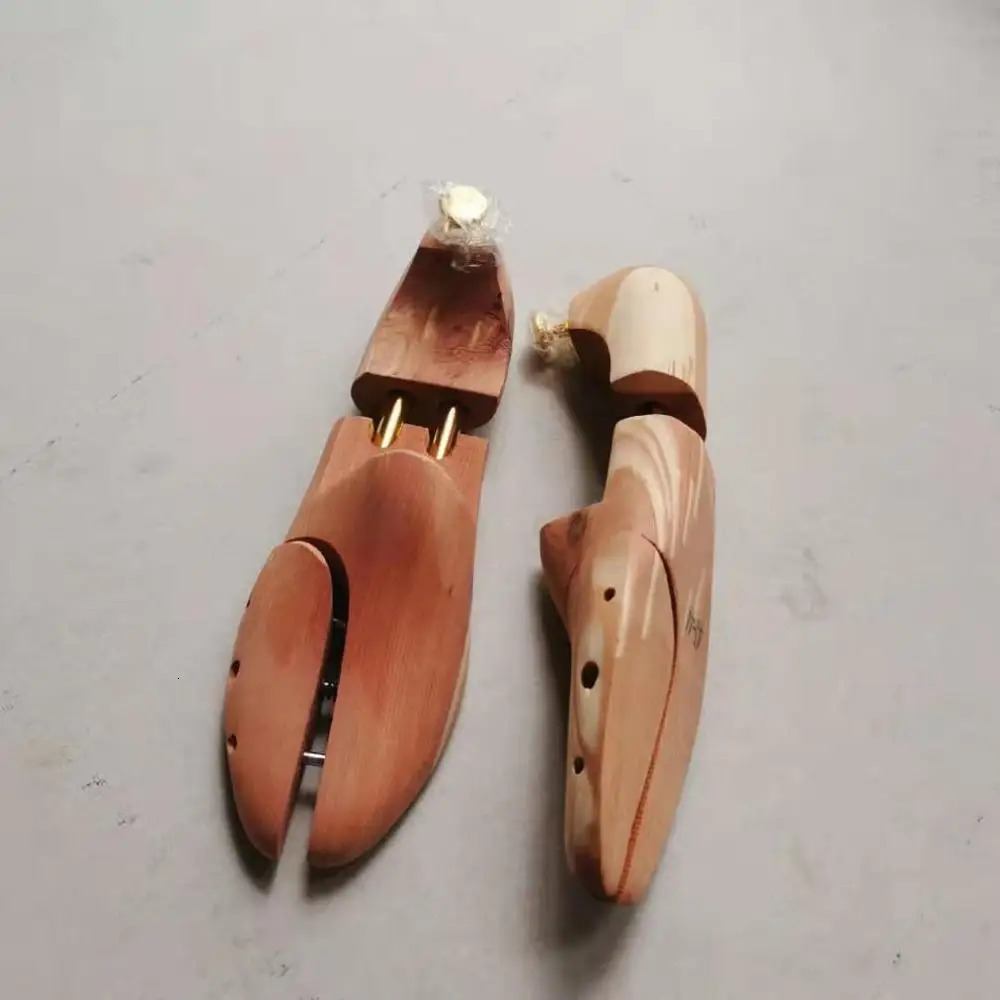 Cedar wood shoe stand durable throughout the shoe solid wood adjustable leather shoe care wrinkle and deformation resistant 240615